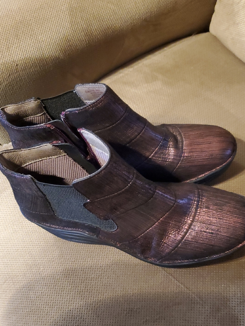 NWOT Bionica Iridescent Plum Booties